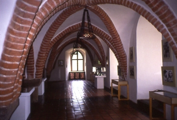 05 Im Erdgeschoss rechts der Einfahrt eine zweischiffige Halle. Vier Joche mit schweren Rippengewölben erinnern an die Burgkeller.