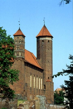 10 Die Ostfront des Burghauses mit dem teilweise in die Nordostecke eingezogenen 48,5 m hohen Bergfried. Der Bergfried ragt auf quadratischem Unterbau oktogonal in die Höhe.