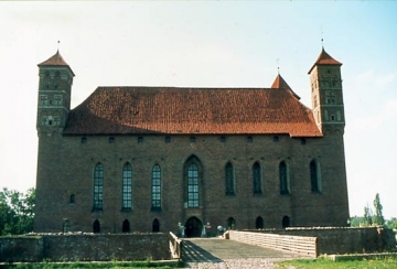 15 An den Burgecken ragen vorgekragt leichte Ziertürmchen zusammen mit dem schlanken Bergfried im gotischen Stil himmelwärts.