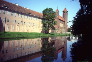 16 Späte Zweckbauten im Vorburgbereich und altehrwürdiges Haupthaus der Burg spiegeln sich im stillen Simserwasser der Gegenwart.