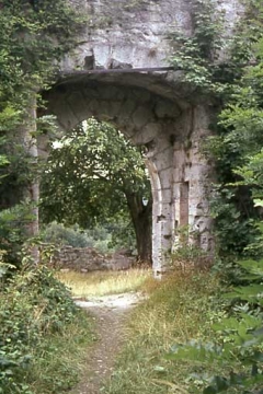 04 Burgtor von innen. Quer gelegte Sperrbalken verriegelten die Torflügel.
