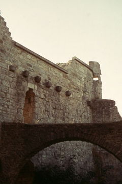07 Mauerbogen als Unterzug für Wohnbauten (ab 1481).