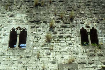 13 Die Doppelfenster des Palas erinnerten Altmeister Karl Schumm (Neuenstein)  an die Burg Celano in Italien. Das lässt ihn an Kaiser Friedrich II. denken und an einen Ausbau um 1230/40.