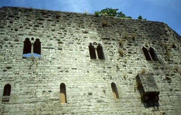 15 Welch erhabene Fensterfront schmückt "die ... über eine reine Ministerialenburg hinausgehende Burg Leofels" (Schumm). Verfeinerte Formen künden von gehobenem Lebensgefühl der Bewohner?