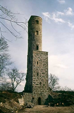 04 Der 24,10 m hohe renovierte Treppenturm, seit 1972 mit hölzerner Wendeltreppe. 13,15 m hoher quadratischer Unterbau; 1/3 abgeplatteter Oberbau. Zwischen beiden Baukörpern gegen O, S und W ungleich breiter, abschüssiger Umlauf.