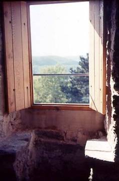 11 Gegen W ein Turmfenster mit 55 cm hohen Sitzbänken.
