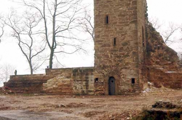 12 Am Unterbau des Treppenturms rechts ansteigend der Mauerrest der über 10 m hohen Kernburgmauer: ein 'Hoher Mantel'. Über ihn ist der Treppenturm 'eingehängt'. (siehe auch Bild 13)