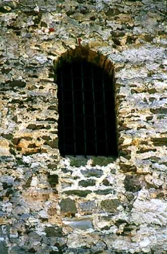 14 Großer Durchbruch im N des Treppenturms, ursprünglich einem Portal angepasst, später die Schwelle 80 cm übermauert. Diese ehemals 250 x 85 cm weite Öffnung entsprach wohl den Maßen eines Hocheingangs im Bergfried aus romanischen Tagen.