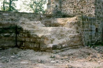 15 Erst 1977 kamen die Fundamente des Bergfrieds ans Tageslicht. Seine bescheidenen Ausmaße von knapp 6 x 6 m könnten auf frühe Gründung deuten.