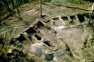 20 Die "Löwensteiner Kammern". Gemauerte Querriegel binden im S zwei parallele Ringmauern aneinander: eine innere Salisch-calwische (Bildmitte, beidseits angegraben) ist leicht zu verfolgen; eine äußere Kurpfälzische, um 1460 vorgeblendet.

Deutungen zielen auf Abwehr des Bergdrucks, mächtiges Wehrgangauflager; Elastizitätsgewinn bei Beschuss (Gerhard Wein beim Symposium Burg Stettenfels 1973). Rechts Standort des Palas.