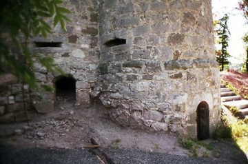 26 Die linke Pforte endet blind unter dem Torhaus; die rechte öffnet den Turm an eine Treppe.