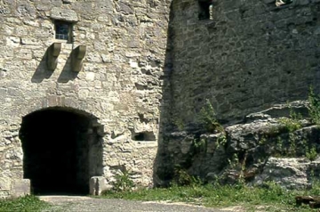 35 Restauriertes Torhaus. Erneuerte Kragsteine eines Wurferkers. Die Nabenabweissteine kamen erst beim Graben ans Licht. Rechts unten die Maulscharte der Schießkammer.