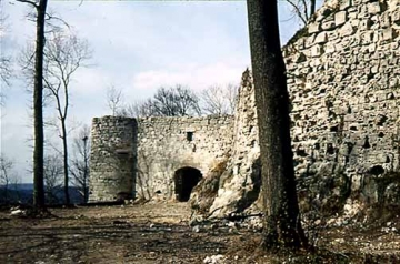36 Um die kurpfälzische Ringmauer herum auf das Tor zu. 