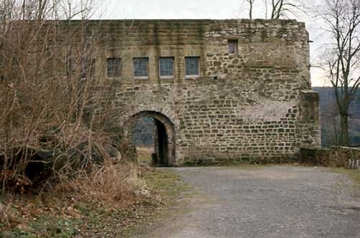 37 'Neues' Torhaus vom Torzwinger her. Das Gemäuer verrät deutlich ablesbar den Altbau.