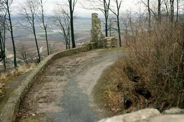 38 Weiträumiger Torzwinger. Mauerzug auf originärer Basis. Hinten der 'Kasemattenturm'.