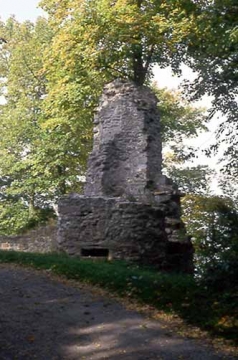 39 Kasemattenturm mit ins Erdreich eingesenkter Schießkammer. Drei Schießscharten bedrohen den Feind - von vorn, von der Seite, von hinten - auf seinem Weg vom Torhaus zum alten, inneren Kernburgtor.