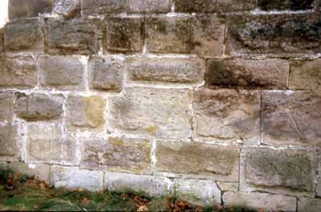 43 Kleinere Steine der inneren Quaderschale der Mantelmauer. Man sieht Pass- und Hakensteine samt zierlichen Balkeneinschublöchern. Nirgends Steinmetzzeichen: frühe Bauzeit?