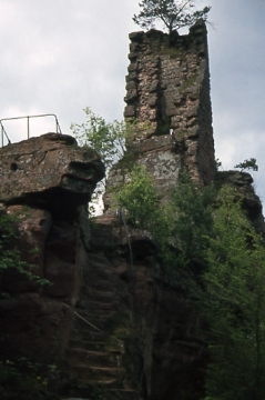 14 Letzter Treppenanstieg zur Oberburg: Ein schmächtiger Bergfried mit nur 4,35 x 4,44 m Seitenlängen, angefügt der schmale Wohnbau mit lichter Weite von 9 x 3 m.