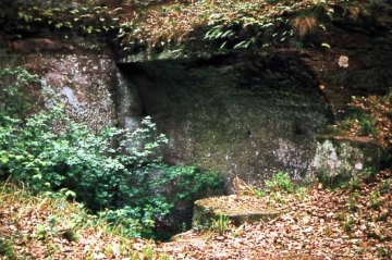 18 Rest eines tonnengewölbten Kellers.