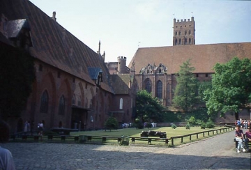 06 Durch den Mittelstock nach Süden zur Marienkirche des Oberstocks. Links der große Ostbau mit den Gästezimmern.