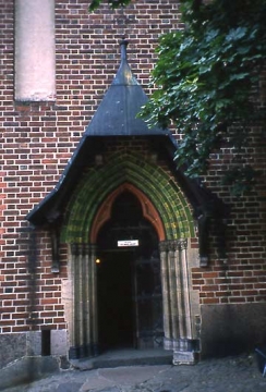 07 Das Portal der Bartholomäuskapelle am Südende des Gästehauses.