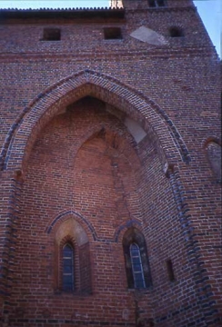 15 Der diagonal angelegte Zugang ins Hochschloss erzwingt eine deutlich erkennbare Einschrägung der Tornische in die damit geschwächte Nordwand (Vgl. die Pläne!).