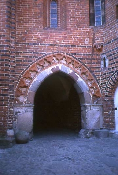 16 Das aus dem Erstausbau überkommene, kunstvoll gefügte Burgtor.