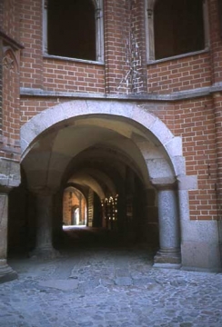 17 Das Tor vom Innenhof her. Mächtige Granitsäulen zeugen von der Baulast darüber.