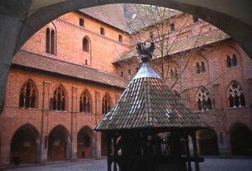18 Eintritt in den 32 mal 37 m weiten Innenhof. Mittlings das Brunnenhaus (19. Jh.) mit 18 m tiefem Ziehbrunnen. Die Außenmaße des Hochschlosses betragen 60, 70 mal 51,60 m.