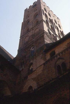 19 In der Nordostecke des strengen Geviertbaus ragt der 44,50 m hohe Turm. Er bedeutet Erinnerung an den traditionellen Bergfried, aber gewandelt zum Wächter und Glockenturm.