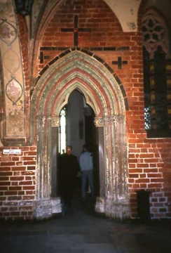 24 Portal zum Kapitelsaal im Nordflügel über dem eingeschrägten Tor (vgl. Bilder 14/15).