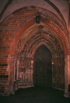 28 Die 'Goldene Pforte' zur Marienkirche.