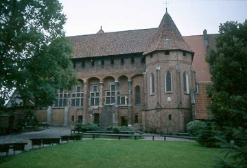 34 Der Hochmeisterpalast vom Hof des Mittelschlosses her.