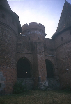 51 Das Brücktor zur Nogat ist wohl für immer geschlossen. Zwei neue Brücken queren die Nogat, im Süden die Straßenbrücke in die Stadt Malbork (Marienburg). Im Norden, am Buttermilchturm vorbei die Eisenbahnbrücke, von Berlin nach Königsberg sind es ganze 550 km. Und irgendwann " ... steht ein Rittertraum namens Marienburg am Ufer der Nogat im Morgenlicht..." schreibt Wolfgang Büscher  in der 'Zeit' am 23.6.05.