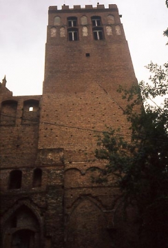 05 Zinnenbekrönter Bergfried in der Südostecke der Burg. Der schwach verjüngt 52 m emporsteigende Turm ist zugleich der Glockenturm des Doms.