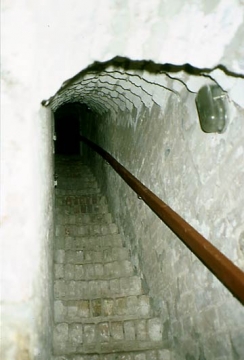 11 Steile Treppen verbinden die Stockwerke.