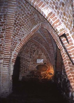 12 Mächtige Gewölbe im weitverzweigten Kellergeschoss.