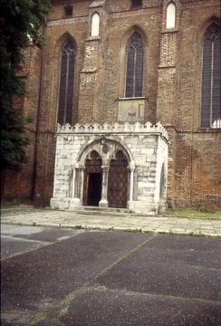 15 Vom ersten Dombau (13. Jh.) blieb einzig die kostbare Vorhalle (Paradies) aus gotländischem Kalkstein erhalten. Sie liegt im Süden des neuen Doms.