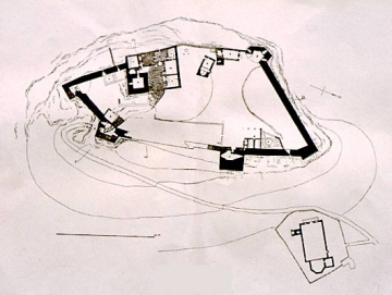 02 Lageplan der Burg (entnommen bei Poeschel S. 214/215). Deutlich unterscheiden sich 3 Bezirke: das Vorwerk (Vorburg), der Hauptbering auf dem Felsklotzrand, der quadratische Burgkern mit dem Bergfried-Sockel.