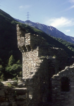 04  Eine Verteidigungskanzel auf diesem Vieleckturm.