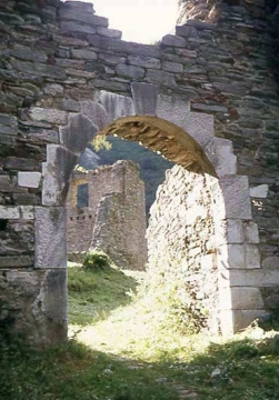 06 Das innere Tor im ehemaligen Torturm, nach außen mit vorbildlich gesetzten marmornen Gewändesteinen rundbogig, nach innen mit Stichbogen über Tornische.