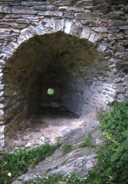07 Beidseits des Tores sitzt je eine große Schießkammer. Hier die Linke, 2 m breit in der Öffnung, kreisrund die 20,5 cm weite Schießöffnung in der Steinplatte.