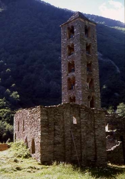 08 Die Burgruine steht exakt geostet schräg zum freistehenden Campanile.