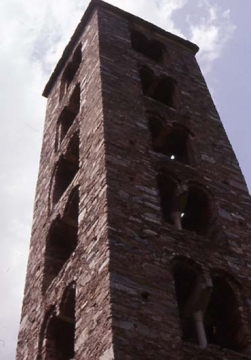 11 Der siebengeschossige Kirchturm als Campanile. Ab dem 3. Geschoss mit gekuppelten Rundbogenöffnungen.