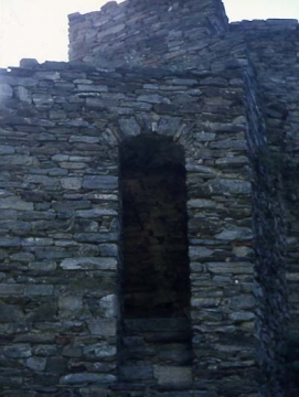 16 Eine auffallend hohe Türöffnung im südwestlichen Palasbereich.