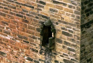 09 Kunstvoll gesetzter, aus 2,5 m dicker Turmmauer herausgezogener Aborterker.