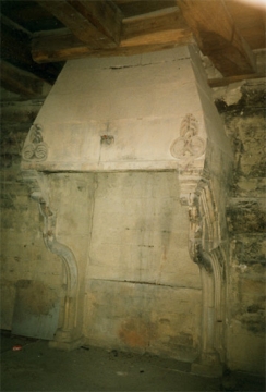 17 In Höhe des Hocheingangs der Wohnraum mit spätromanischem Kamin. Wangenhöhe 227 cm, maximale Wangentiefe 127 cm.