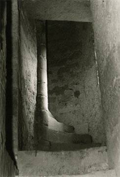 21 Wendeltreppe in der W-Ecke des Turmes mit 32 Stufen. Die gesamte Treppenanlage ist mit insgesamt 89 Stufen ab Hocheingang in drei Außenmauern untergebracht. Die ca. 18 cm hohen Steinstufen (wie heute!) sind erkennbar "ausgestiefelt"! Rechts ein Lochfenster (oculus) wie auf Helfenberg!