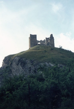01 Auf gewaltigem Felsblock "das Gigantengemäuer dieser in seiner gewalttätigen Auftürmung imposantesten Burg unseres Landes" (Poeschel). Ansicht von Süden.