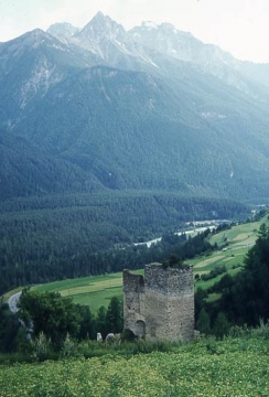 02 130 m tiefer drunten rauschen die Wasser des Inn, vorbei am Dorf Remüs.